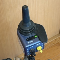 電動車椅子◇日本ウイール・チェアーK.K◇YAMAHA電動ユニット搭載の画像