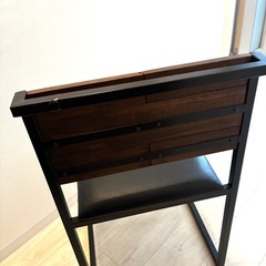 木製とアイアンのチェアの画像