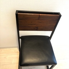 木製とアイアンのチェアの画像