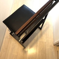 木製とアイアンのチェアの画像