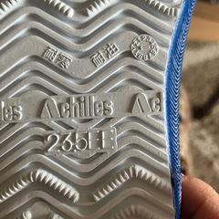 アシックス運動靴の画像