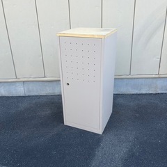 ①　パンチング扉 木製 キャビネット 収録棚 整理棚　の画像