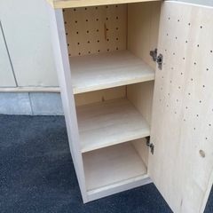 ①　パンチング扉 木製 キャビネット 収録棚 整理棚　の画像