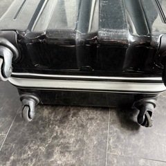 スーツケース（車輪に不具合あり）の画像