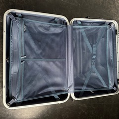 スーツケース（車輪に不具合あり）の画像