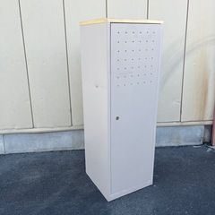 ②　パンチング扉 木製 キャビネット 収録棚 整理棚　の画像