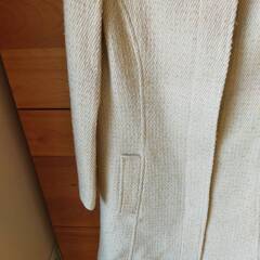 アイボリーのコートの画像
