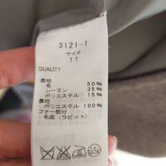 グレーのコートの画像