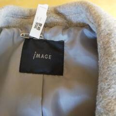 グレーのコートの画像