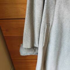 グレーのコートの画像