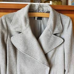 グレーのコートの画像