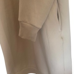 UNIQLO ベージュ フード付き ワンピースの画像