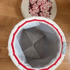 レトロチックな座りやすい椅子とクッションの画像