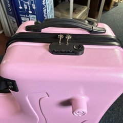 乗って座って運べるスーツケース ピンク Mサイズの画像