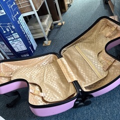 乗って座って運べるスーツケース ピンク Mサイズの画像