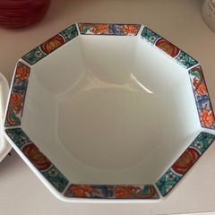 蓋付きの器の画像