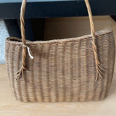 木製プランターと藤製のカゴの画像