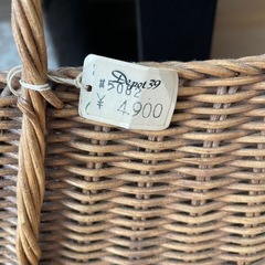 木製プランターと藤製のカゴの画像