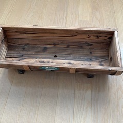 木製プランターと藤製のカゴの画像