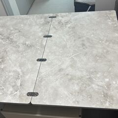 昇降式のテーブルの画像