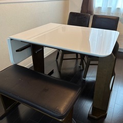 ダイニングテーブルの画像