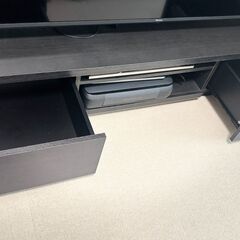 80インチのテレビが乗るアイリスオーヤマのテレビ台の画像