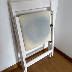 折りたたみ椅子の画像
