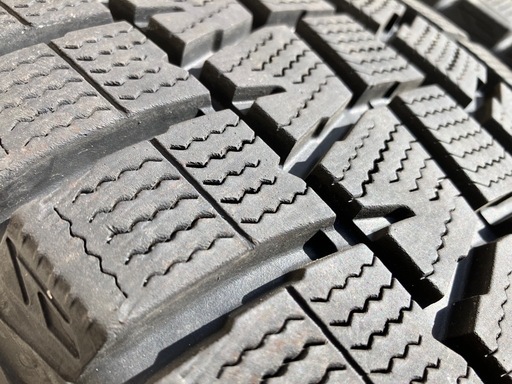 【美品】タイヤのみ2019年製215/65 R16サイズのスタッドレスタイヤ、DUNLOP WINTER MAXX01  