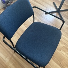 丸テーブルと椅子のセットの画像