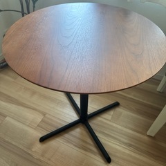 丸テーブルと椅子のセットの画像