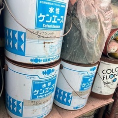 ペンキらしき物たち大量にあります
の画像