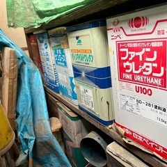 ペンキらしき物たち大量にあります
の画像