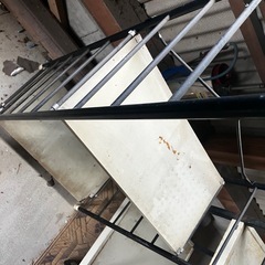 金属製のラックの画像