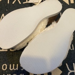 Honeys（ハニーズ）ファー付きホワイトサンダル M 23～23.5の画像