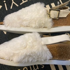 Honeys（ハニーズ）ファー付きホワイトサンダル M 23～23.5の画像