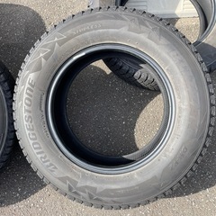 スタッドレスタイヤ　ブリヂストン DM-V2 215/70R16 スタッドレスタイヤの画像