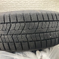 TOYO製の195/65R15スタッドレスタイヤとシルバーホイールのセットの画像