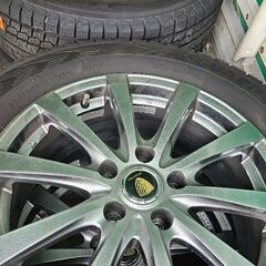 ホイール付きスタッドレスタイヤの画像