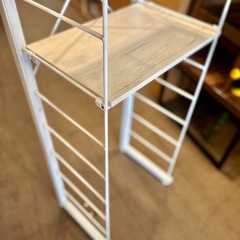 突っ張りラック つっぱり棚 スリムラック ディスプレイ ラック シェルフ 棚 ラダーラック コンパクト 収納 白家具 隙間収納 収納ラック ホワイト 白 突っ張り式 突っ張り つっぱり pole shelf ladder shelf thin shelf rack white furniture kitchen bathroom narrow space storage organizerの画像