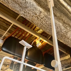 突っ張りラック つっぱり棚 スリムラック ディスプレイ ラック シェルフ 棚 ラダーラック コンパクト 収納 白家具 隙間収納 収納ラック ホワイト 白 突っ張り式 突っ張り つっぱり pole shelf ladder shelf thin shelf rack white furniture kitchen bathroom narrow space storage organizerの画像