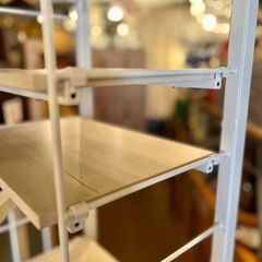 突っ張りラック つっぱり棚 スリムラック ディスプレイ ラック シェルフ 棚 ラダーラック コンパクト 収納 白家具 隙間収納 収納ラック ホワイト 白 突っ張り式 突っ張り つっぱり pole shelf ladder shelf thin shelf rack white furniture kitchen bathroom narrow space storage organizerの画像