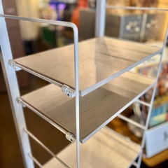 突っ張りラック つっぱり棚 スリムラック ディスプレイ ラック シェルフ 棚 ラダーラック コンパクト 収納 白家具 隙間収納 収納ラック ホワイト 白 突っ張り式 突っ張り つっぱり pole shelf ladder shelf thin shelf rack white furniture kitchen bathroom narrow space storage organizerの画像