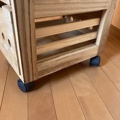 キャスター付きチェストの画像