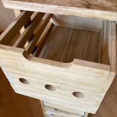 キャスター付きチェストの画像