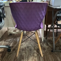 おしゃれ🌷イームズチェア🪑ダイニングチェア椅子木脚プラスチック製汚れあり💦紫の画像