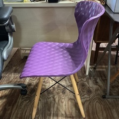 おしゃれ🌷イームズチェア🪑ダイニングチェア椅子木脚プラスチック製汚れあり💦紫の画像