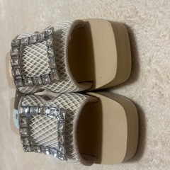新品未使用　MUUM ストーン付きベージュサンダル　Lサイズ　24センチの画像