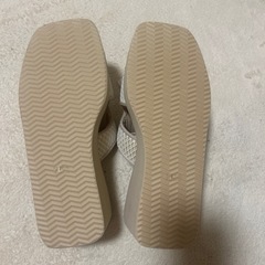 新品未使用　MUUM ストーン付きベージュサンダル　Lサイズ　24センチの画像