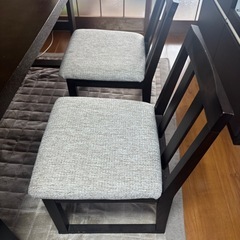 ダイニングテーブルとイスのセットの画像