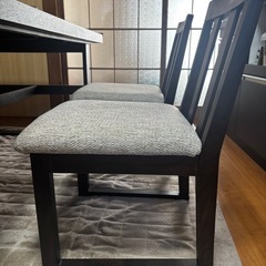 ダイニングテーブルとイスのセットの画像